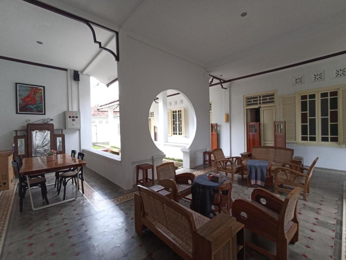 Mruyung Guest House Kota Lama Banyumas Mitra Reddoorz Экстерьер фото
